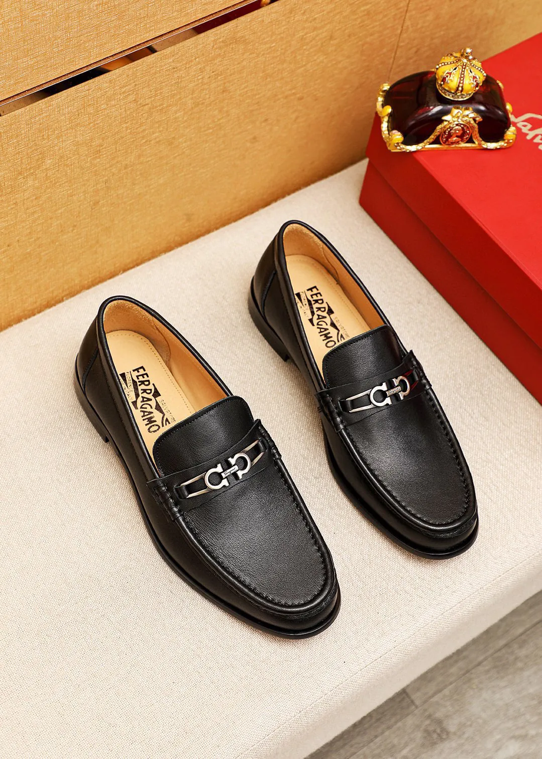 Men's shoes 💰442 💐 Product trademark: Ferragamo "Ferragamo" casual leather shoes Regular size: 38-44 (45.46🉑️customized) Product materials: Selected imported first-layer calfskin upper + original hardware buckle, imported water-dyed cow leather lining. Strong three-dimensional visual effect, combined outsole Color: 1⃣️color optional